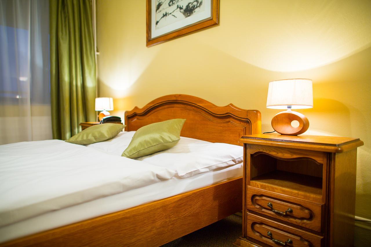 פישטני Hotel Satelit מראה חיצוני תמונה