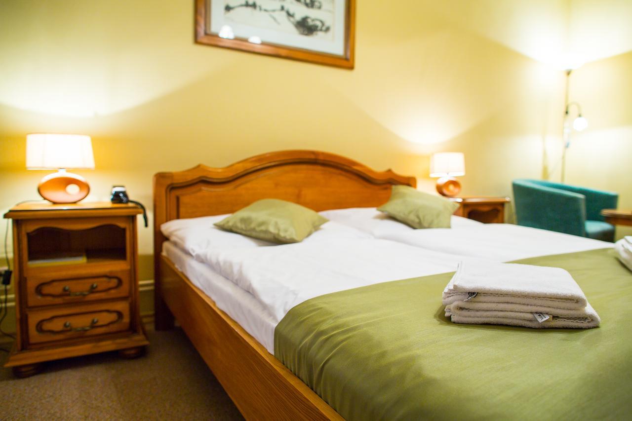 פישטני Hotel Satelit מראה חיצוני תמונה