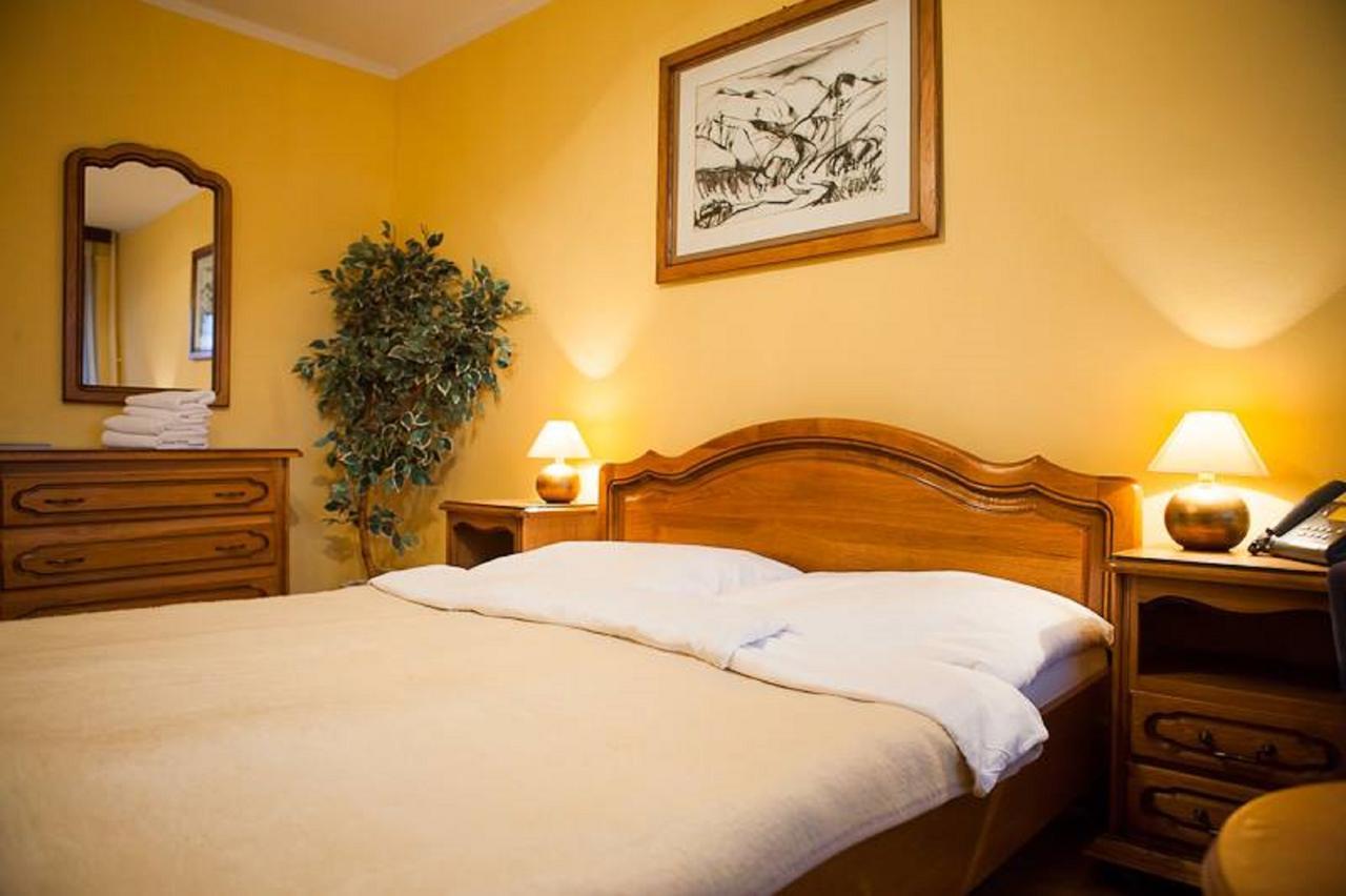 פישטני Hotel Satelit מראה חיצוני תמונה