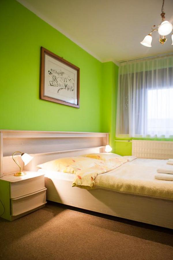 פישטני Hotel Satelit מראה חיצוני תמונה