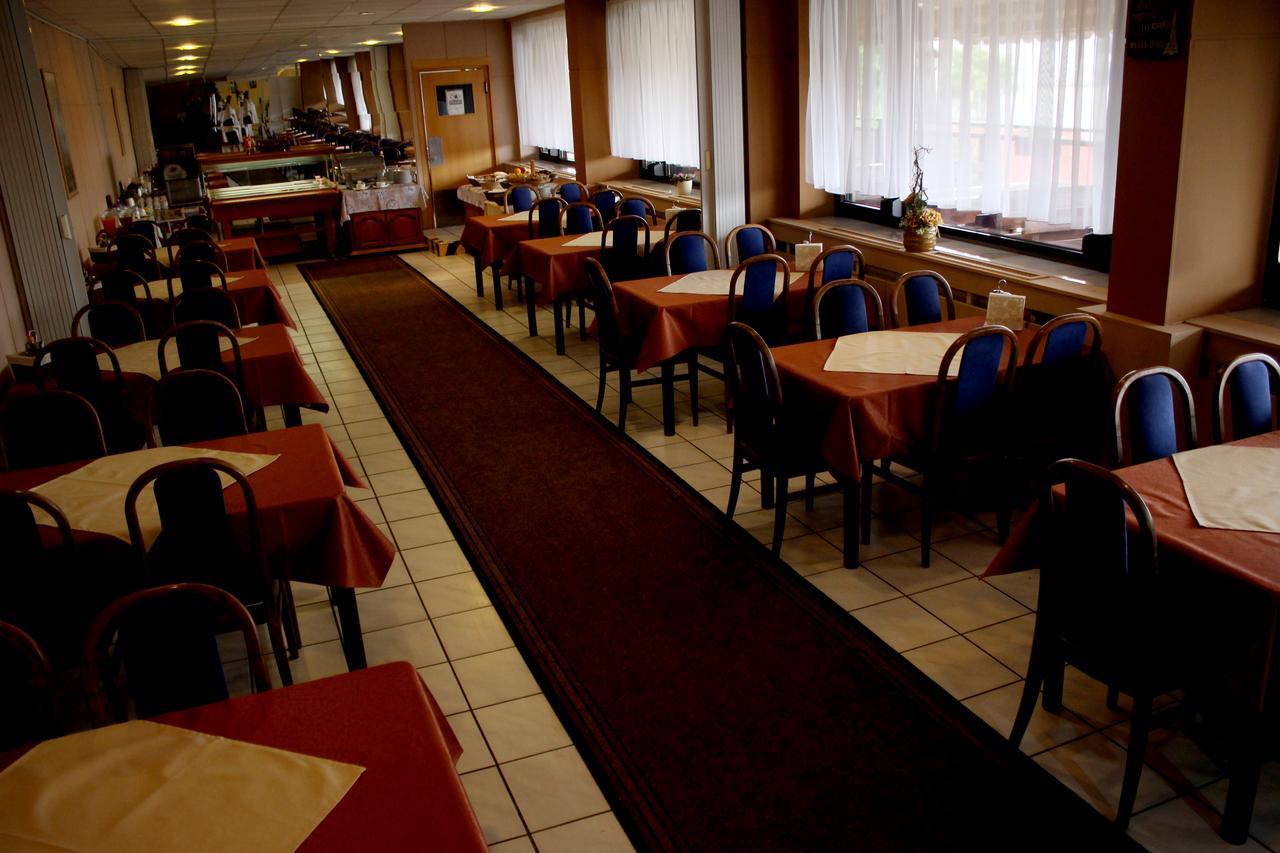 פישטני Hotel Satelit מראה חיצוני תמונה