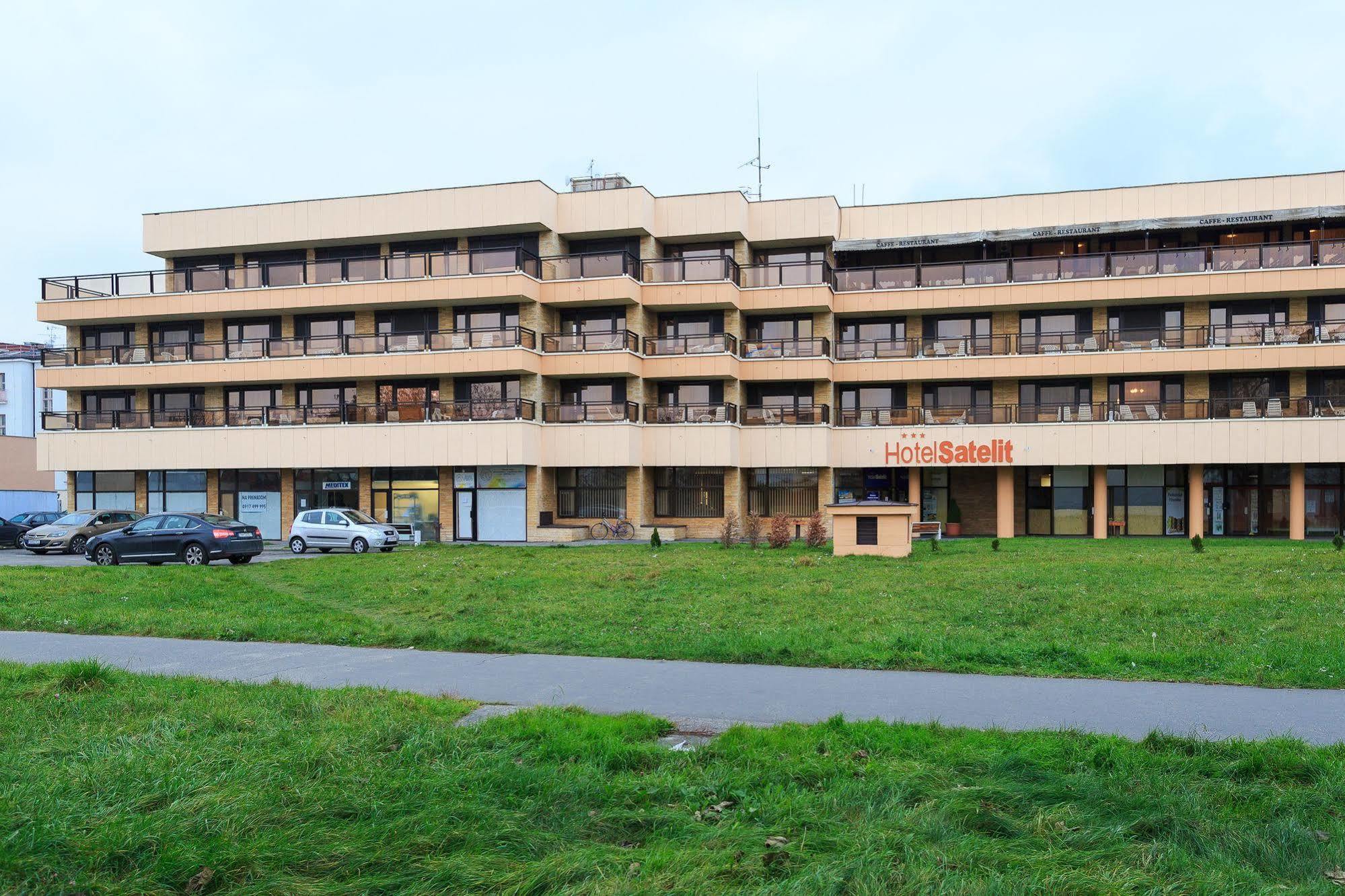 פישטני Hotel Satelit מראה חיצוני תמונה