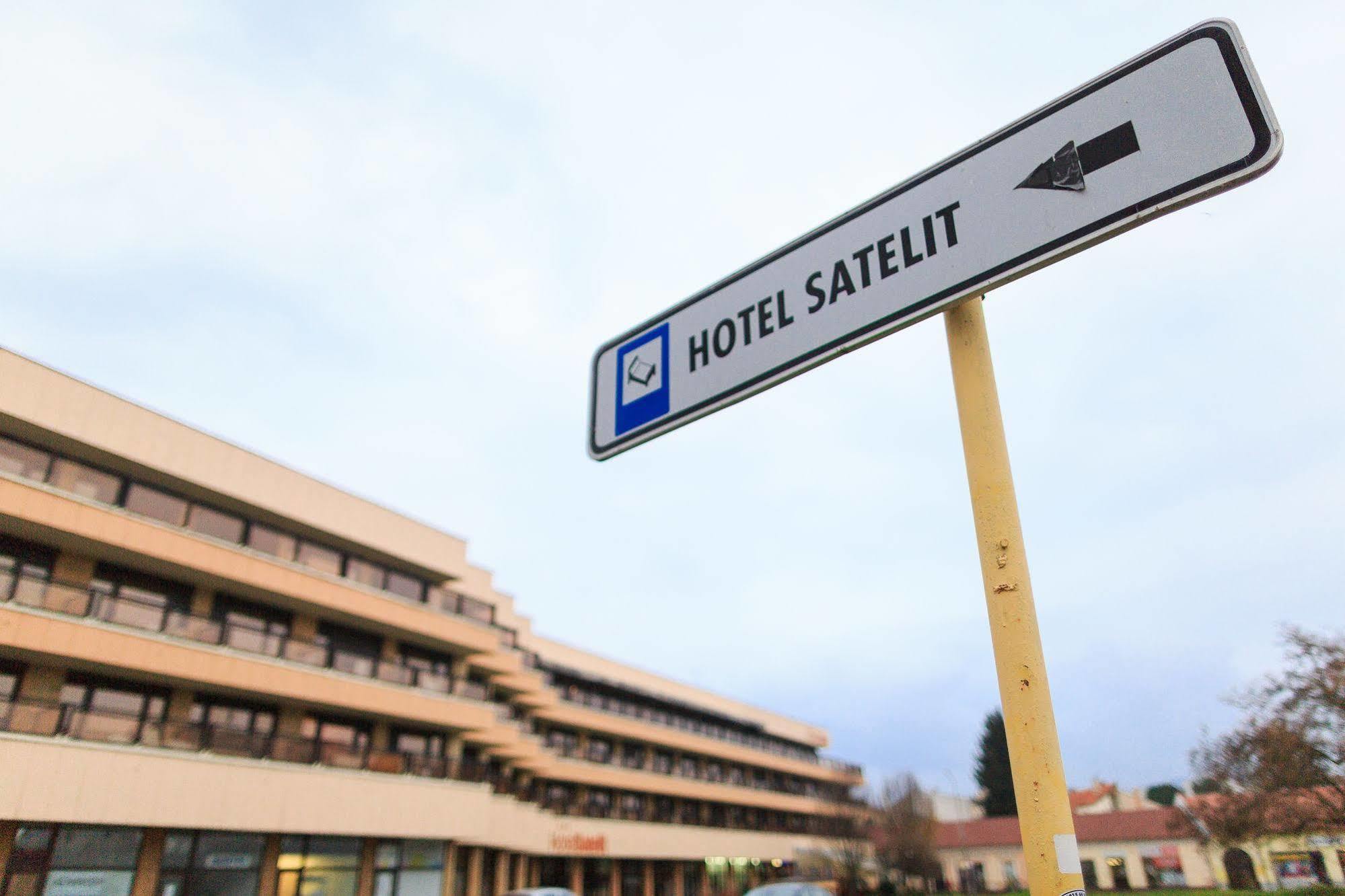 פישטני Hotel Satelit מראה חיצוני תמונה