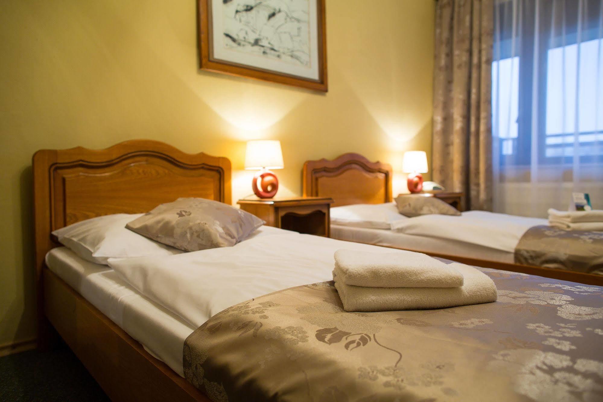 פישטני Hotel Satelit מראה חיצוני תמונה