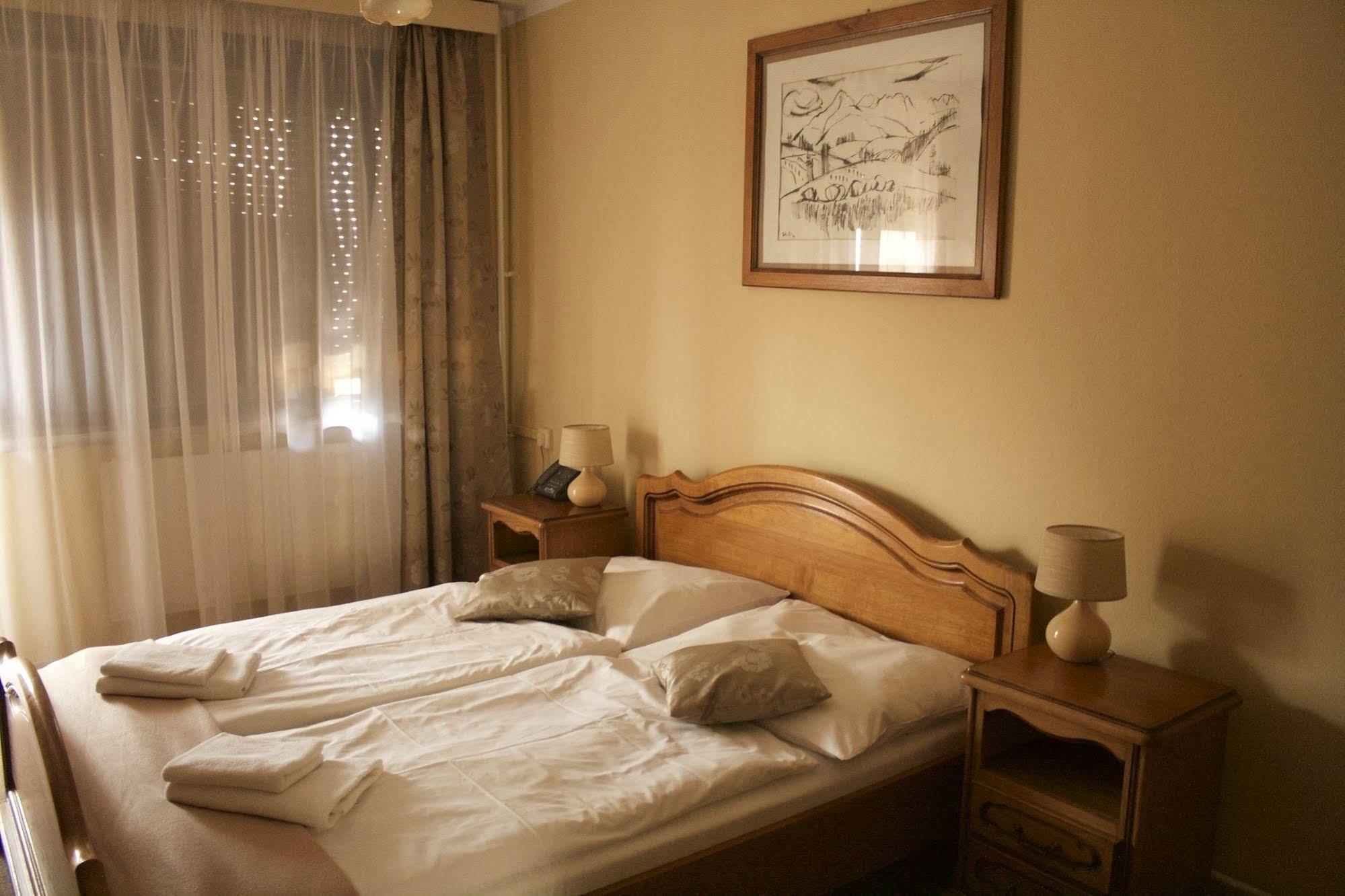 פישטני Hotel Satelit מראה חיצוני תמונה