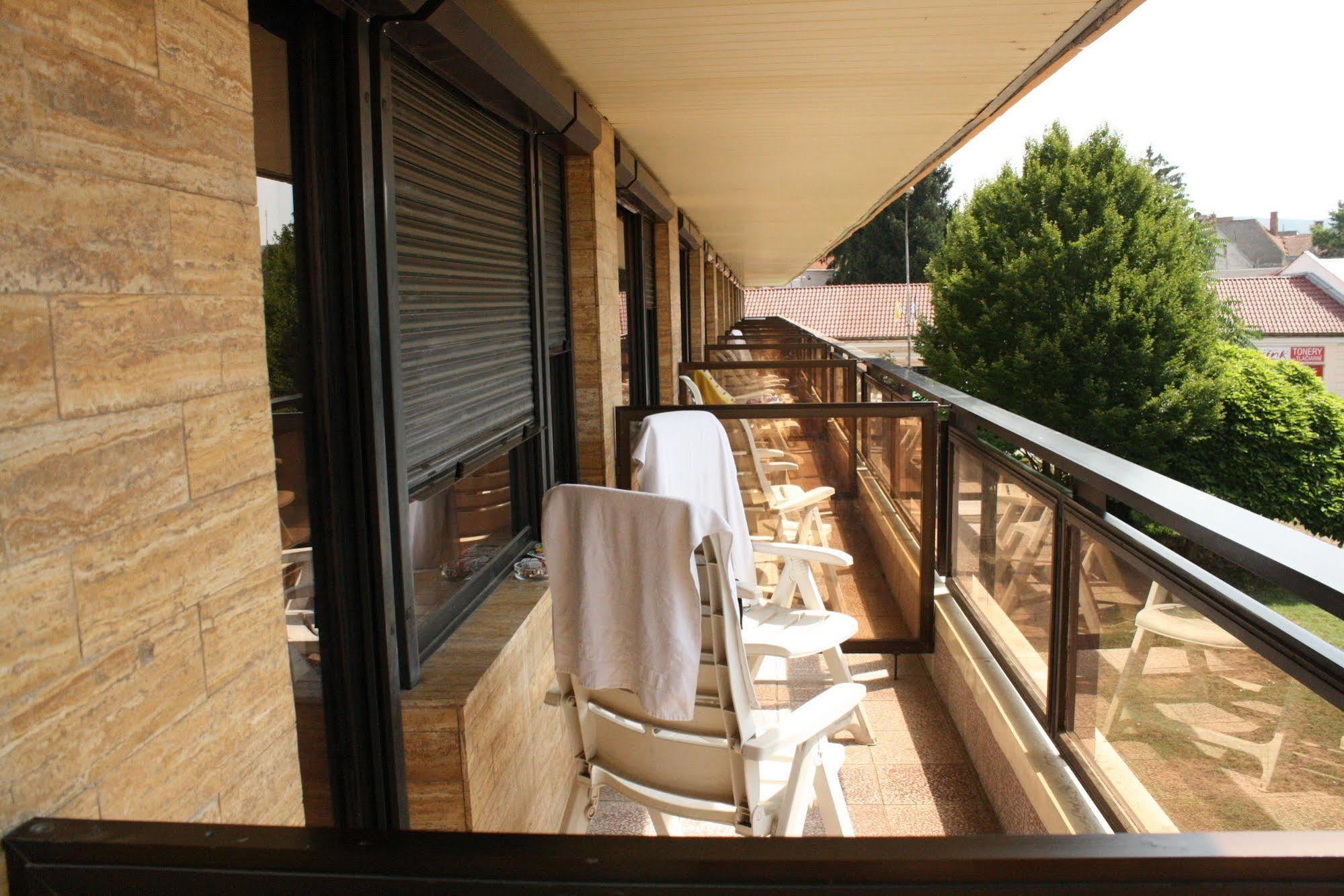פישטני Hotel Satelit מראה חיצוני תמונה
