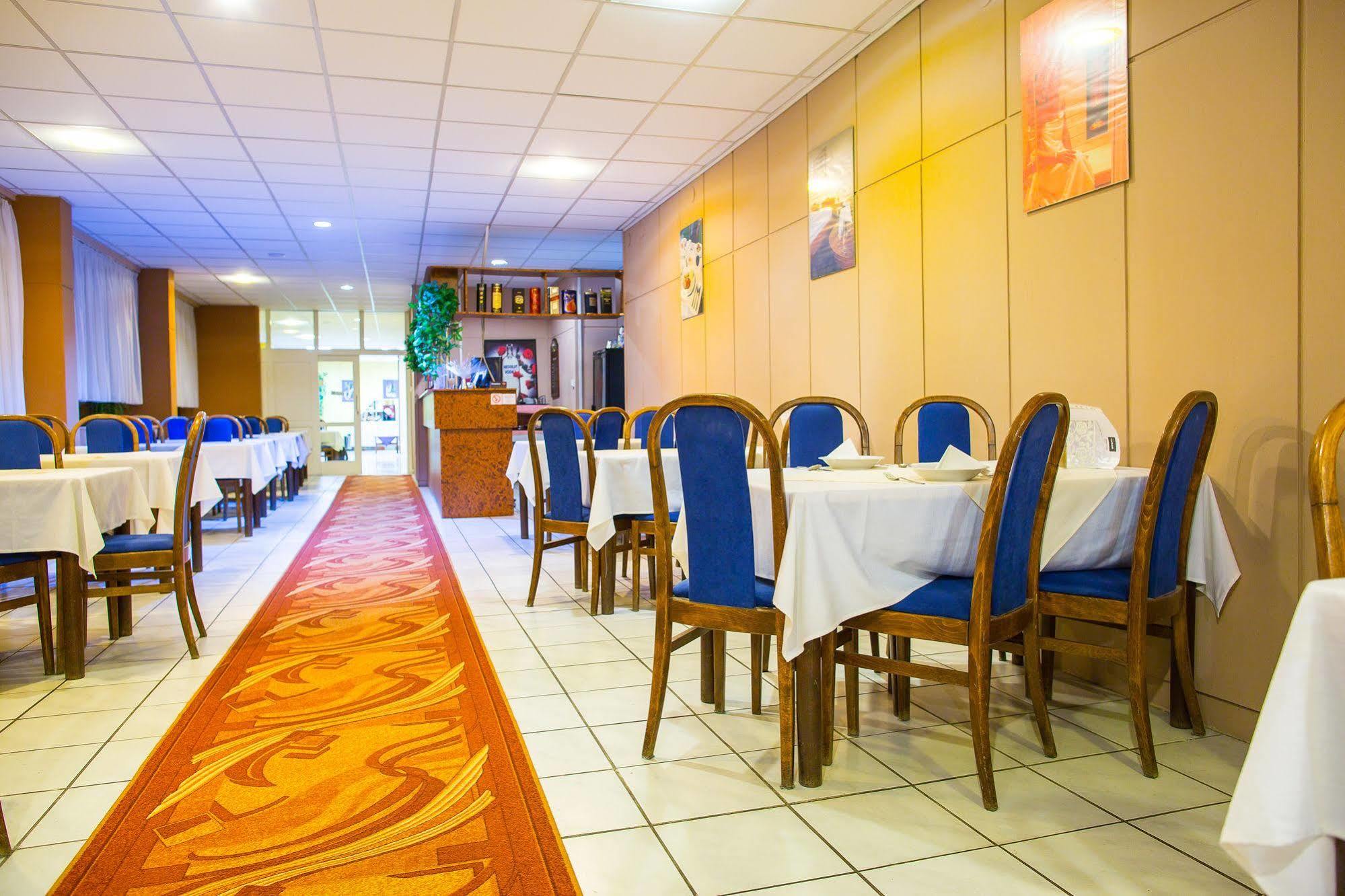 פישטני Hotel Satelit מראה חיצוני תמונה