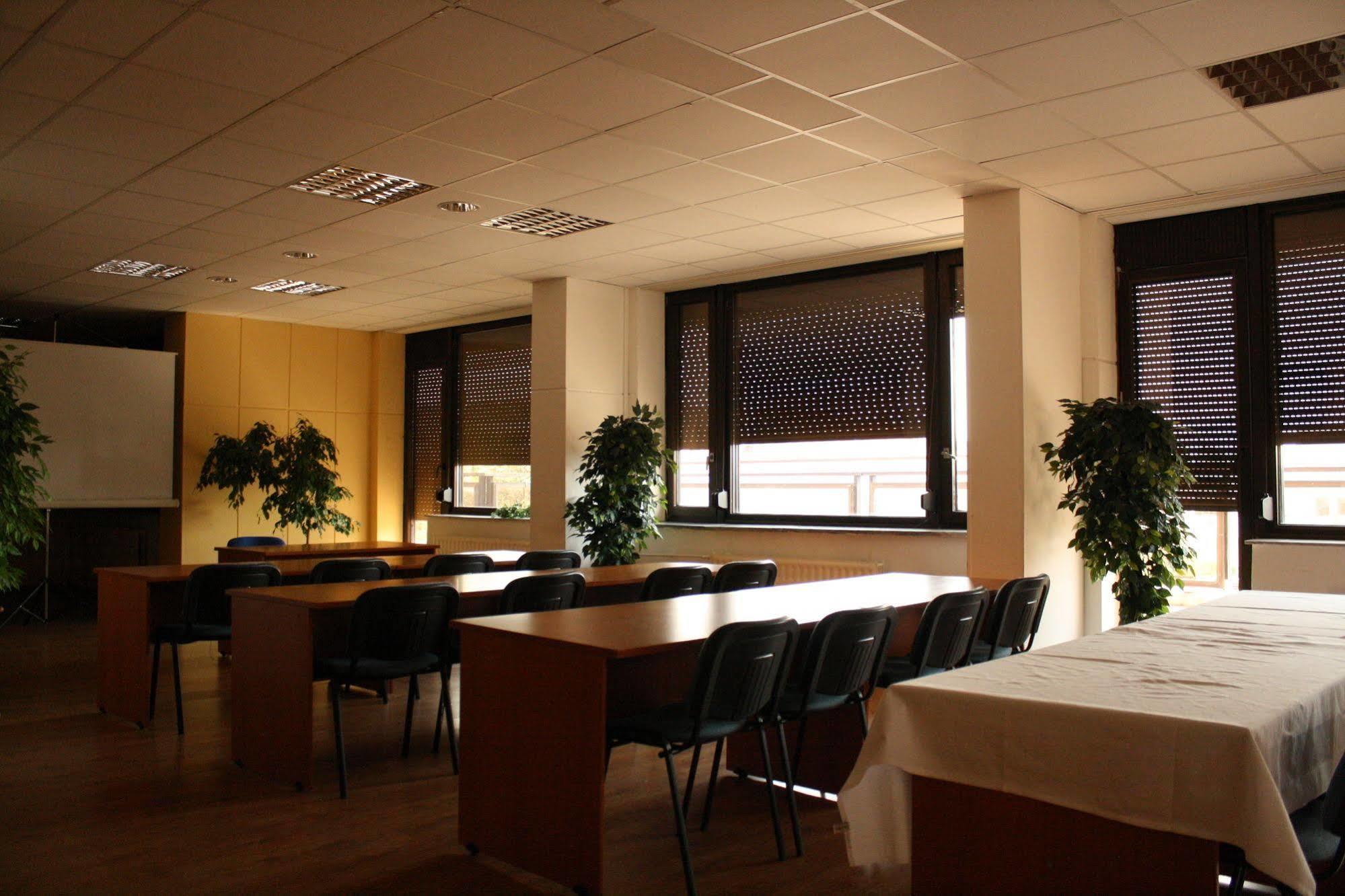 פישטני Hotel Satelit מראה חיצוני תמונה
