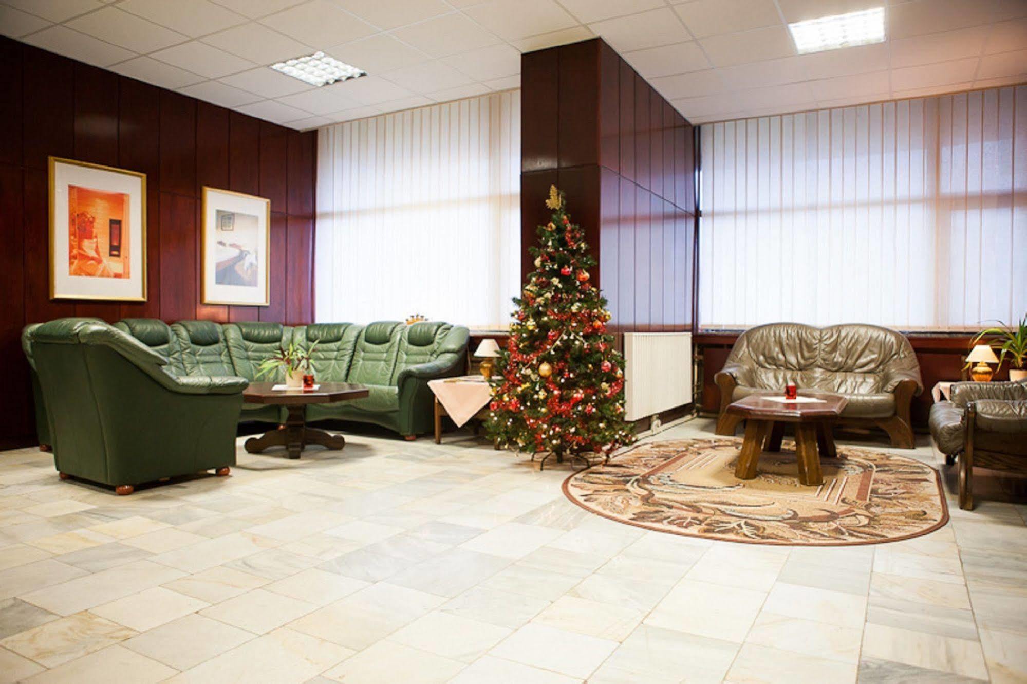 פישטני Hotel Satelit מראה חיצוני תמונה